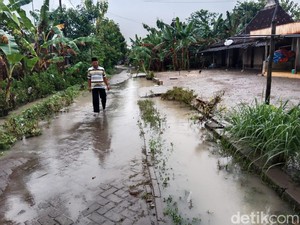Banjir 7 Desa di Bojonegoro Surut, Warga Mulai Bersihkan Rumah