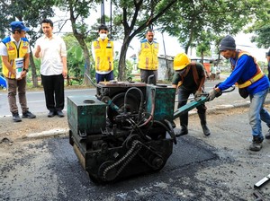Wagub Emil Cek Penambalan Jalan di Lamongan untuk Persiapan Mudik
