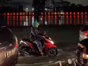 Kawasan Unesa Lidah Wetan Berubah Jadi Waterpark, Banyak Motor Mogok