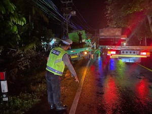 Truk Tabrak Pikap Parkir di Jalan Denpasar-Gilimanuk, Satu Orang Luka