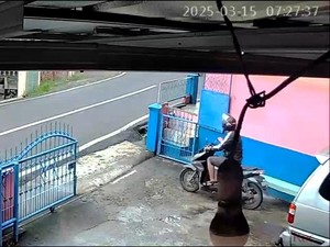 Maling Berjaket Hitam Bawa Kabur Motor Denisa, Aksinya Terekam CCTV