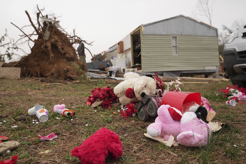 Tornado dahsyat AS menerjang wilayah tengah dan selatan AS yang menewaskan 32 Orang.(AP Photo/Jeff Roberson)
