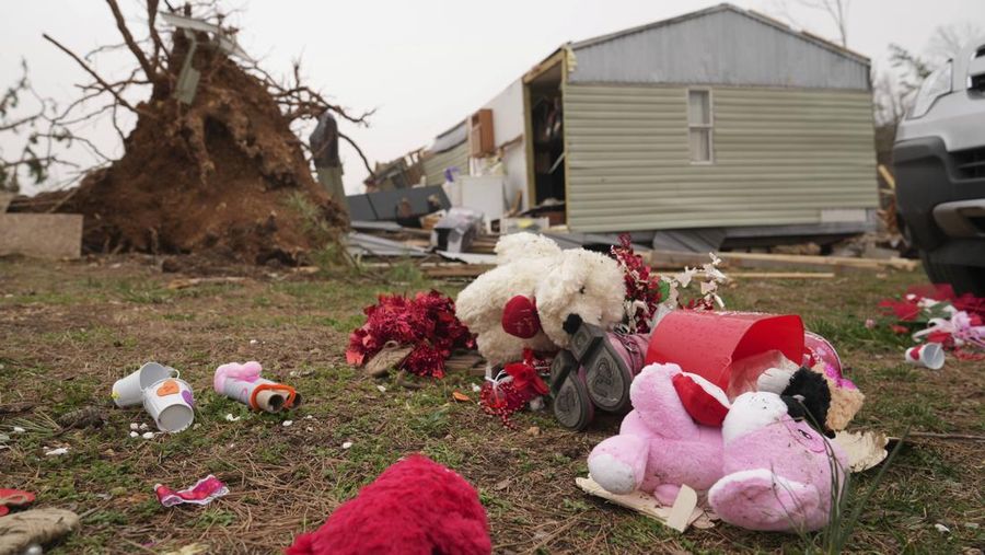 Tornado dahsyat AS menerjang wilayah tengah dan selatan AS yang menewaskan 32 Orang.(AP Photo/Jeff Roberson)