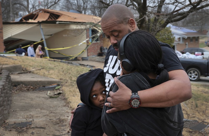 Tornado dahsyat AS menerjang wilayah tengah dan selatan AS yang menewaskan 32 Orang.(AP Photo/Jeff Roberson)