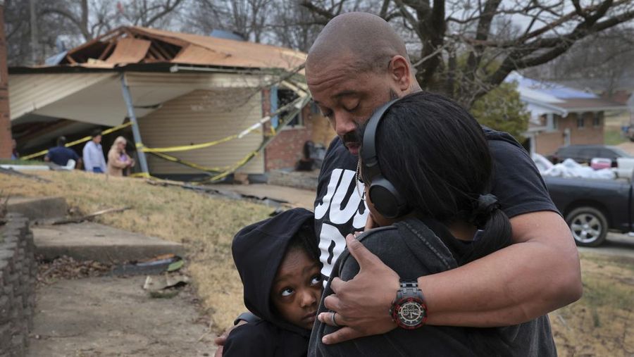 Tornado dahsyat AS menerjang wilayah tengah dan selatan AS yang menewaskan 32 Orang.(AP Photo/Jeff Roberson)