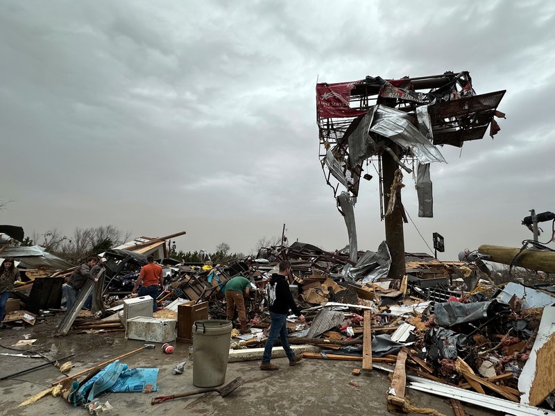 APTOPIX Severe Weather Tornado dahsyat AS menerjang wilayah tengah dan selatan AS yang menewaskan 32 Orang.(AP Photo/Jeff Roberson)