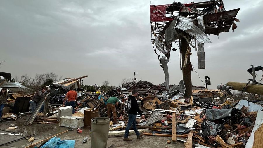 Tornado dahsyat AS menerjang wilayah tengah dan selatan AS yang menewaskan 32 Orang.(AP Photo/Jeff Roberson)