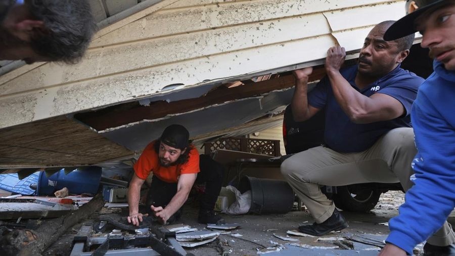 Tornado dahsyat AS menerjang wilayah tengah dan selatan AS yang menewaskan 32 Orang.(AP Photo/Jeff Roberson)