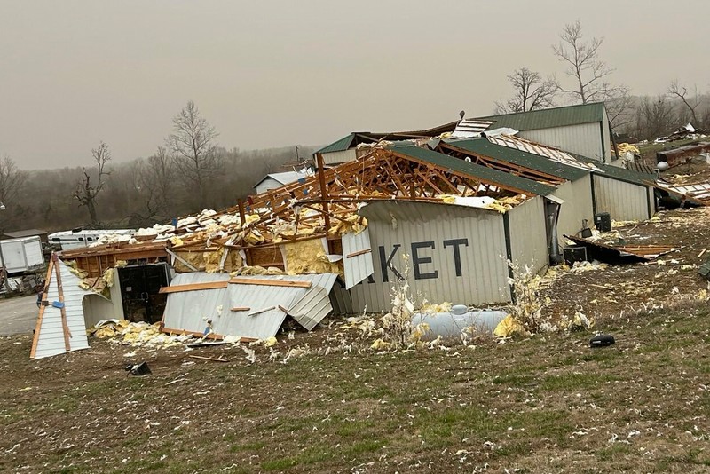 Tornado dahsyat AS menerjang wilayah tengah dan selatan AS yang menewaskan 32 Orang.(AP Photo/Jeff Roberson)