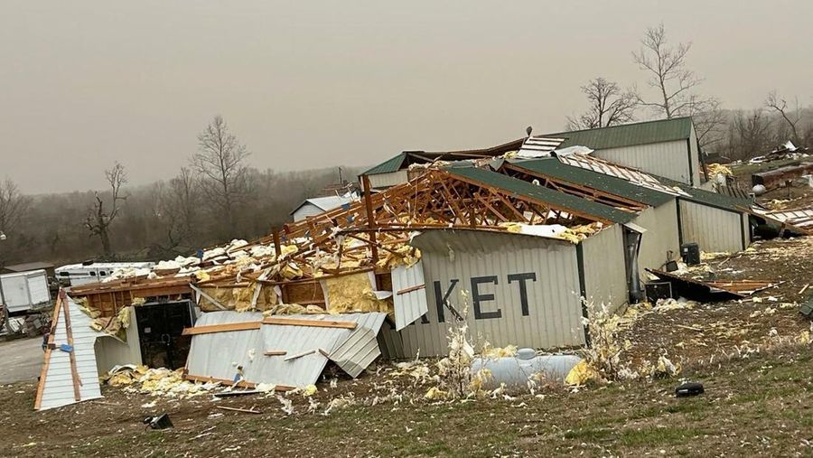 Tornado dahsyat AS menerjang wilayah tengah dan selatan AS yang menewaskan 32 Orang.(AP Photo/Jeff Roberson)