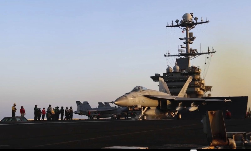 USA-TRUMP/YEMEN-STRIKES Sebuah kapal menembakkan rudal ke lokasi yang dirahasiakan, setelah Presiden AS Donald Trump melancarkan serangan militer terhadap Houthi Yaman yang bersekutu dengan Iran pada hari Sabtu atas serangan kelompok tersebut terhadap pengiriman Laut Merah, dalam tangkapan layar yang diperoleh dari video selebaran yang dirilis pada tanggal 15 Maret 2025. Komando Pusat AS/Handout via REUTERS