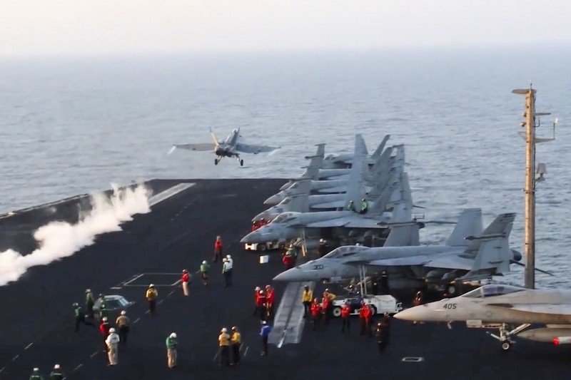 USA-TRUMP/YEMEN-STRIKES Sebuah kapal menembakkan rudal ke lokasi yang dirahasiakan, setelah Presiden AS Donald Trump melancarkan serangan militer terhadap Houthi Yaman yang bersekutu dengan Iran pada hari Sabtu atas serangan kelompok tersebut terhadap pengiriman Laut Merah, dalam tangkapan layar yang diperoleh dari video selebaran yang dirilis pada tanggal 15 Maret 2025. Komando Pusat AS/Handout via REUTERS