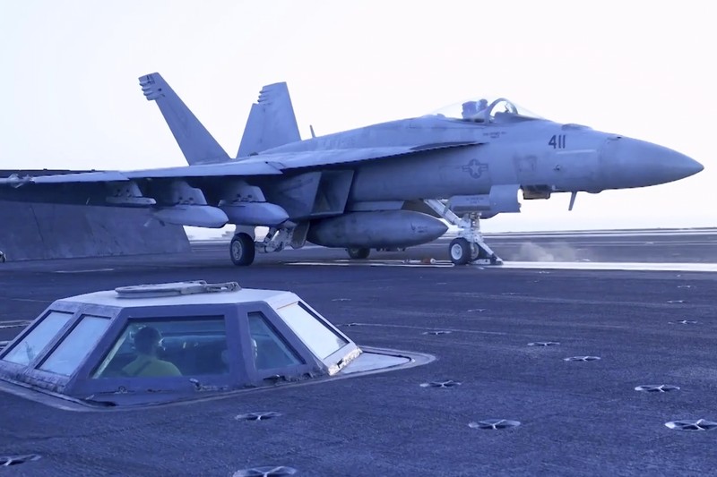 USA-TRUMP/YEMEN-STRIKES Sebuah kapal menembakkan rudal ke lokasi yang dirahasiakan, setelah Presiden AS Donald Trump melancarkan serangan militer terhadap Houthi Yaman yang bersekutu dengan Iran pada hari Sabtu atas serangan kelompok tersebut terhadap pengiriman Laut Merah, dalam tangkapan layar yang diperoleh dari video selebaran yang dirilis pada tanggal 15 Maret 2025. Komando Pusat AS/Handout via REUTERS