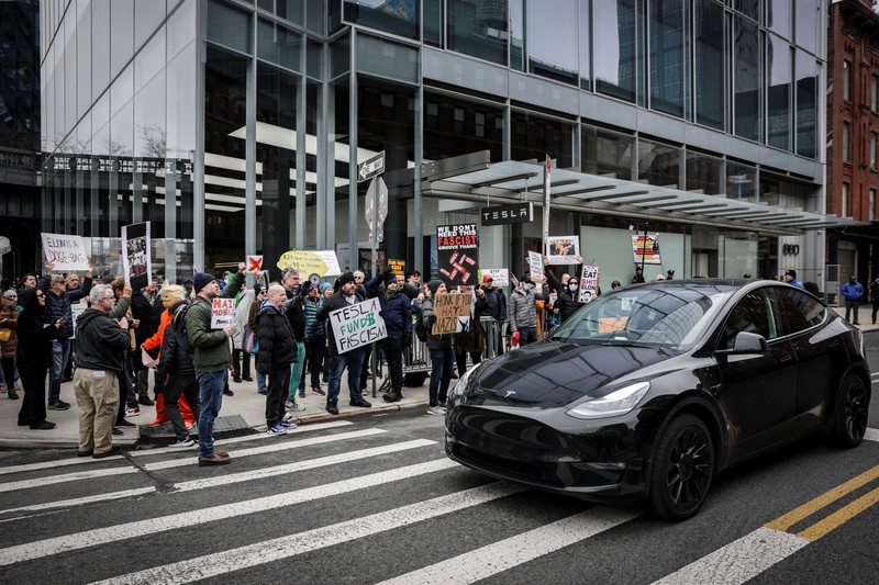 USA-TRUMP/TESLA-PROTESTS People protest against Tesla and its CEO Elon Musk outside a Tesla store in New York City, U.S., March 15, 2025. REUTERS/Jeenah Moon