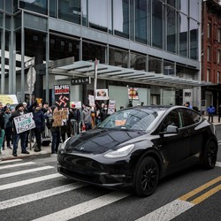 Protest Kebijakan Elon Musk, Seruan Boikot Tesla Ramai di Showroom