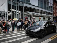 Protest Kebijakan Elon Musk, Seruan Boikot Tesla Ramai di Showroom