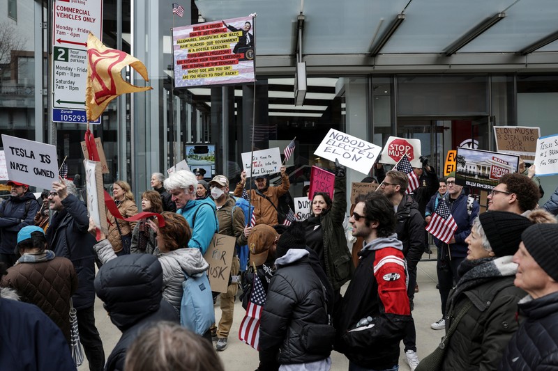 USA-TRUMP/TESLA-PROTESTS People protest against Tesla and its CEO Elon Musk outside a Tesla store in New York City, U.S., March 15, 2025. REUTERS/Jeenah Moon
