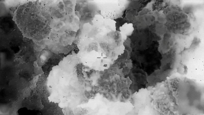 USA-TRUMP/YEMEN-STRIKES Sebuah kapal menembakkan rudal ke lokasi yang dirahasiakan, setelah Presiden AS Donald Trump melancarkan serangan militer terhadap Houthi Yaman yang bersekutu dengan Iran pada hari Sabtu atas serangan kelompok tersebut terhadap pengiriman Laut Merah, dalam tangkapan layar yang diperoleh dari video selebaran yang dirilis pada tanggal 15 Maret 2025. Komando Pusat AS/Handout via REUTERS
