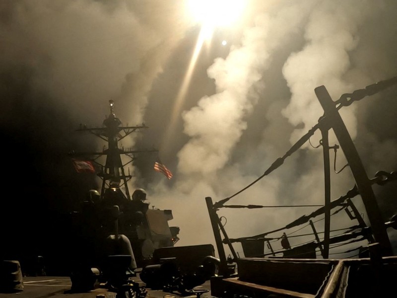 Sebuah kapal menembakkan rudal ke lokasi yang dirahasiakan, setelah Presiden AS Donald Trump melancarkan serangan militer terhadap Houthi Yaman yang bersekutu dengan Iran pada hari Sabtu atas serangan kelompok tersebut terhadap pengiriman Laut Merah, dalam tangkapan layar yang diperoleh dari video selebaran yang dirilis pada tanggal 15 Maret 2025. Komando Pusat AS/Handout via REUTERS
