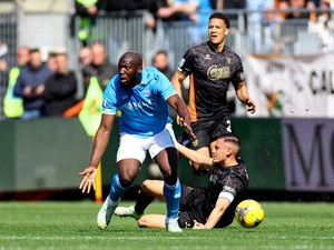 Statistik Bertahan Idzes Saat Venezia Imbangi Napoli