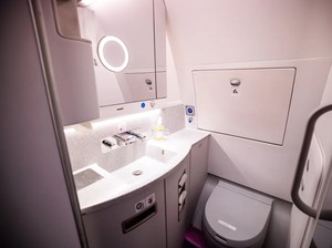 Apa yang Terjadi Saat Penumpang Menggunakan Toilet Pesawat?