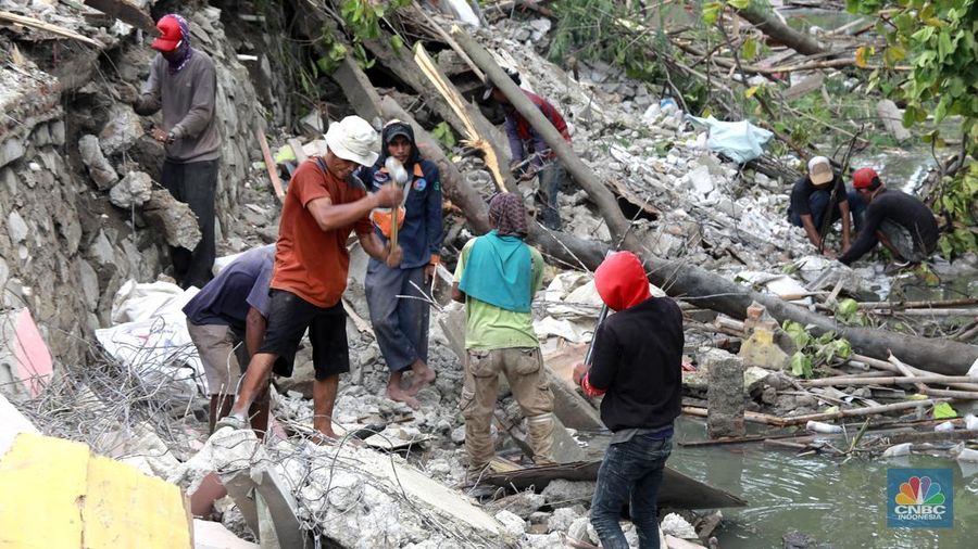 Besi beton di bangunan yang digusur di bantaran Kali Sepak Jalan Raya Gabus yang berada antara Desa Srijaya dan Desa Sriamur Tambun Utara, Senin (17/3/2025). (CNBC Indonesia/Muhammad Sabki)