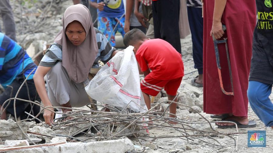 Besi beton di bangunan yang digusur di bantaran Kali Sepak Jalan Raya Gabus yang berada antara Desa Srijaya dan Desa Sriamur Tambun Utara, Senin (17/3/2025). (CNBC Indonesia/Muhammad Sabki)