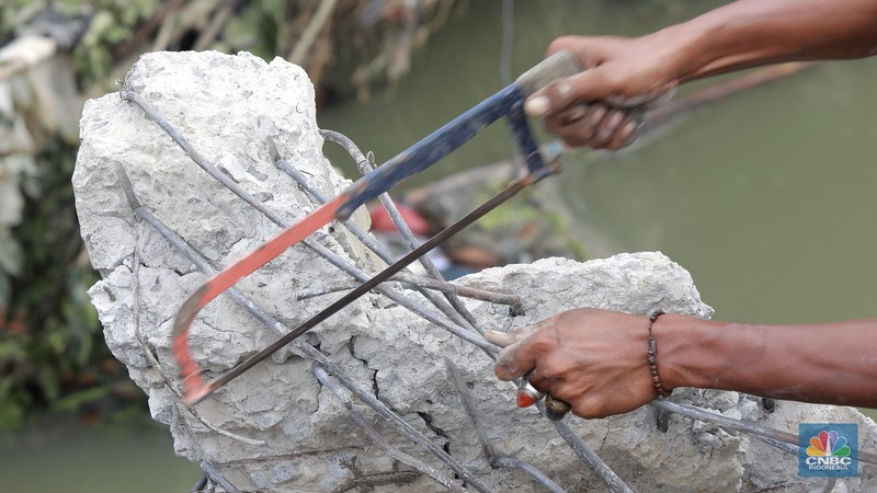Besi beton di bangunan yang digusur di bantaran Kali Sepak Jalan Raya Gabus yang berada antara Desa Srijaya dan Desa Sriamur Tambun Utara, Senin (17/3/2025). (CNBC Indonesia/Muhammad Sabki) Besi beton di bangunan yang digusur di bantaran Kali Sepak Jalan Raya Gabus yang berada antara Desa Srijaya dan Desa Sriamur Tambun Utara, Senin (17/3/2025). (CNBC Indonesia/Muhammad Sabki)