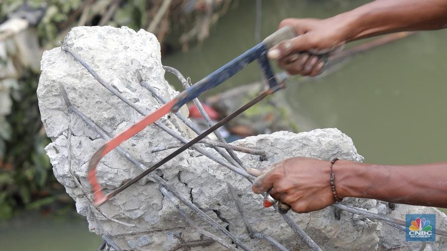 Besi beton di bangunan yang digusur di bantaran Kali Sepak Jalan Raya Gabus yang berada antara Desa Srijaya dan Desa Sriamur Tambun Utara, Senin (17/3/2025). (CNBC Indonesia/Muhammad Sabki)