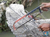Pemulung Besi Mendulang Untung dari Sisa Gusuran Sungai Kali Bekasi