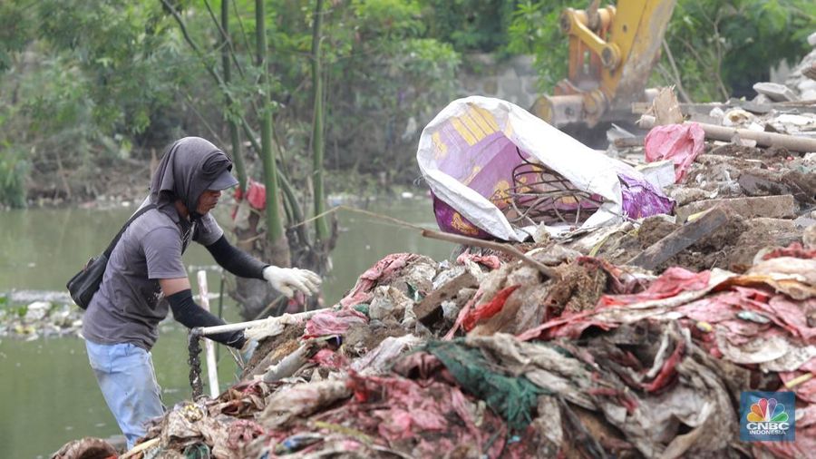 Besi beton di bangunan yang digusur di bantaran Kali Sepak Jalan Raya Gabus yang berada antara Desa Srijaya dan Desa Sriamur Tambun Utara, Senin (17/3/2025). (CNBC Indonesia/Muhammad Sabki)