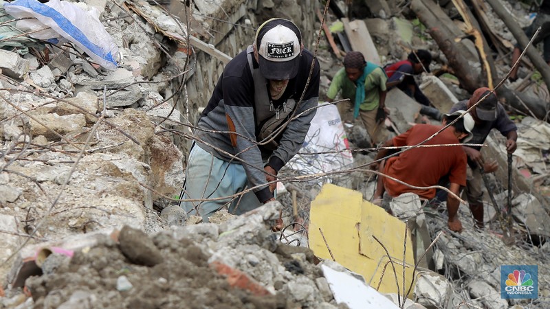 Besi beton di bangunan yang digusur di bantaran Kali Sepak Jalan Raya Gabus yang berada antara Desa Srijaya dan Desa Sriamur Tambun Utara, Senin (17/3/2025). (CNBC Indonesia/Muhammad Sabki) Besi beton di bangunan yang digusur di bantaran Kali Sepak Jalan Raya Gabus yang berada antara Desa Srijaya dan Desa Sriamur Tambun Utara, Senin (17/3/2025). (CNBC Indonesia/Muhammad Sabki)