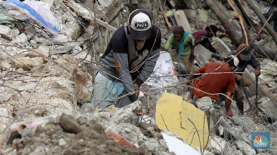 Besi beton di bangunan yang digusur di bantaran Kali Sepak Jalan Raya Gabus yang berada antara Desa Srijaya dan Desa Sriamur Tambun Utara, Senin (17/3/2025). (CNBC Indonesia/Muhammad Sabki)