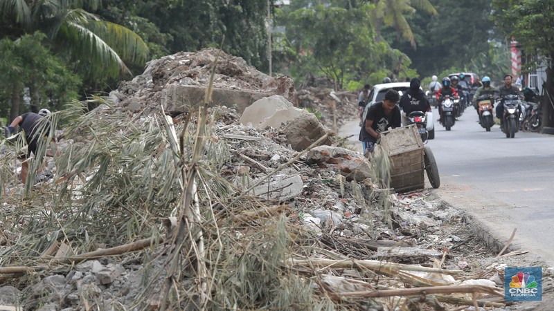 Besi beton di bangunan yang digusur di bantaran Kali Sepak Jalan Raya Gabus yang berada antara Desa Srijaya dan Desa Sriamur Tambun Utara, Senin (17/3/2025). (CNBC Indonesia/Muhammad Sabki)