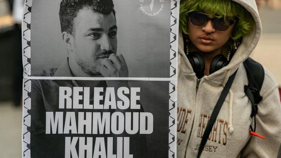 Demonstran membawa poster Mahmoud Khalil. (David Dee Delgado / GETTY IMAGES NORTH AMERICA / Getty Images via AFP)