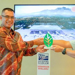 Bandara Dhoho Raih Schneider Electric Sustainability Impact Award
