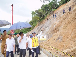 Bobby Tinjau Perbaikan Jalan Batu Jomba, Pastikan Bisa Dilalui saat Lebaran