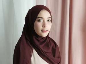 Hijab Pashmina Voal Warna Burgundy Hits di Thamrin City untuk Lebaran 2025