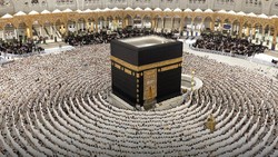 Sering Tak Terlihat, di Mana Posisi Imam Salat Masjidil Haram?