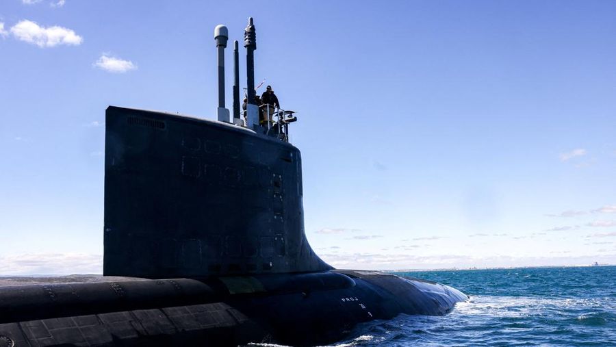 Kapal selam serang cepat kelas Virginia USS Minnesota (SSN-783) terlihat di lepas pantai Australia Barat, Australia 16 Maret 2025. (COLIN MURTY/Pool via REUTERS)