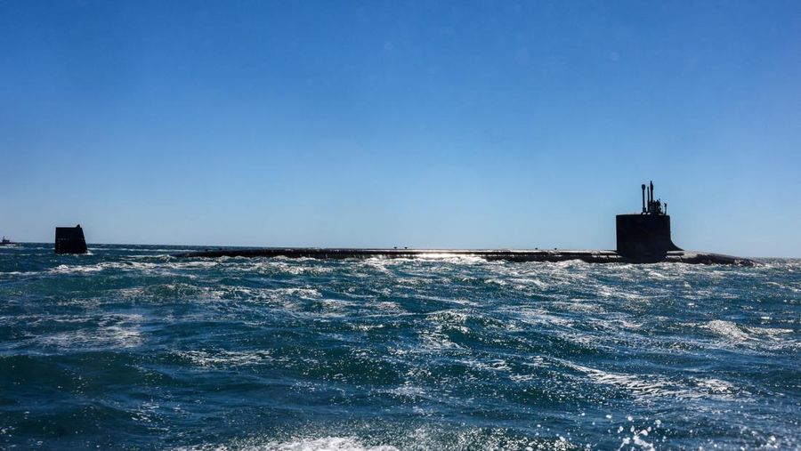 Kapal selam serang cepat kelas Virginia USS Minnesota (SSN-783) terlihat di lepas pantai Australia Barat, Australia 16 Maret 2025. (COLIN MURTY/Pool via REUTERS)