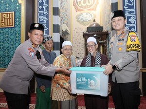 Kapolres Lamongan Salat Tarawih Keliling Jaga Silaturahmi