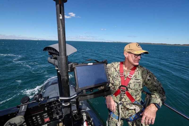 Kapal selam serang cepat kelas Virginia USS Minnesota (SSN-783) terlihat di lepas pantai Australia Barat, Australia 16 Maret 2025. (COLIN MURTY/Pool via REUTERS)