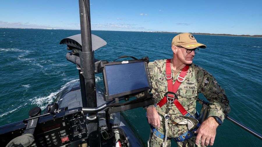 Kapal selam serang cepat kelas Virginia USS Minnesota (SSN-783) terlihat di lepas pantai Australia Barat, Australia 16 Maret 2025. (COLIN MURTY/Pool via REUTERS)