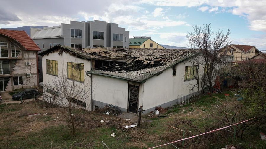 Klub malam Pulse yang rusak setelah kebakaran di kota Kocani, Makedonia Utara, Senin (17/3/2024). (REUTERS/Fedja Grulovic)