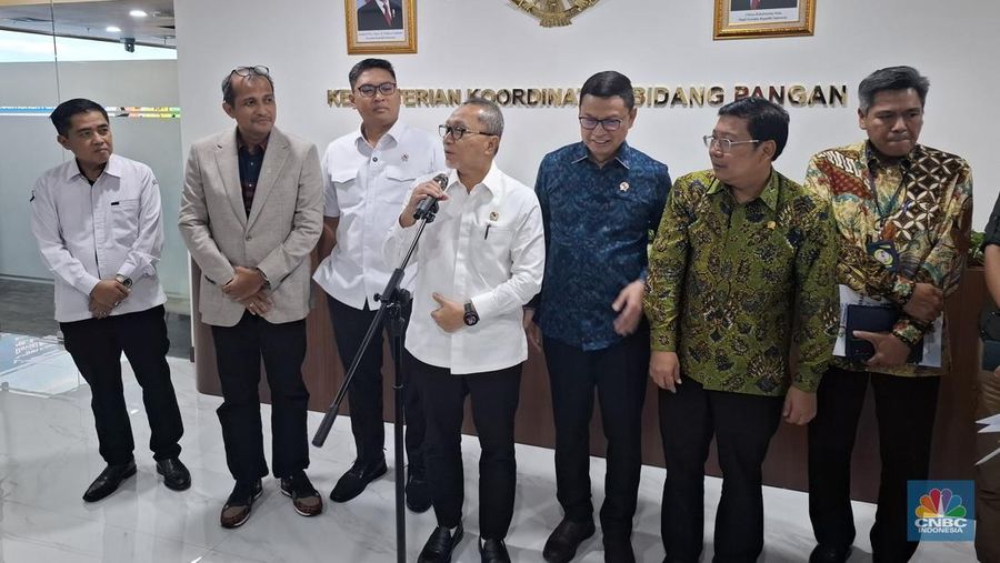 Konferensi pers Menko Pangan, Zulkifli Hasan setelah rakor Rancangan revisi PP No. 86 Tahun 2019 Tentang Keamanan Pangan, Senin (17/3/2025). (²©²ÊÍøÕ¾/Chandra Dwi)