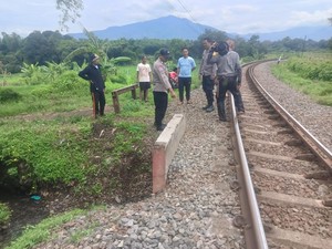 Ngabuburit di Pinggir Rel, Remaja 16 Tahun Kritis Tersambar Kereta