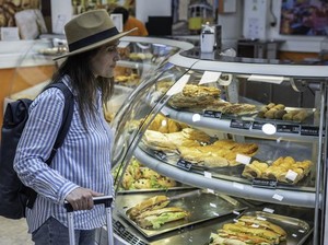 Hindari Konsumsi 5 Makanan dan Minuman Ini di Bandara, Ini Sebabnya