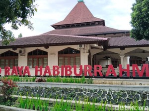 Melihat Persiapan Itikaf di Masjid Raya Habiburrahman Bandung