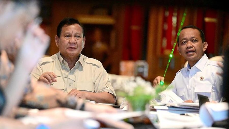 Menteri ESDM, Bahlil Lahadalia menghadiri undangan rapat di hari Minggu bersama Bapak Presiden Prabowo Subianto di Hambalang. Rapat ini membahas percepatan hilirisasi di sektor strategis, memastikan proyek-proyek yang dijalankan memberikan dampak nyata bagi penciptaan lapangan kerja dan pertumbuhan ekonomi. (Instagram/@bahlillahadalia)